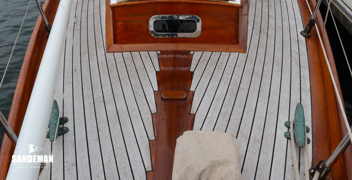 Foredeck view aft