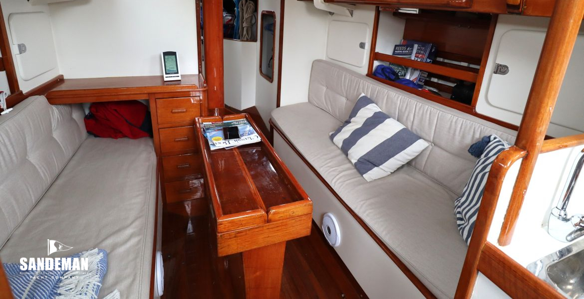 Saloon view forward