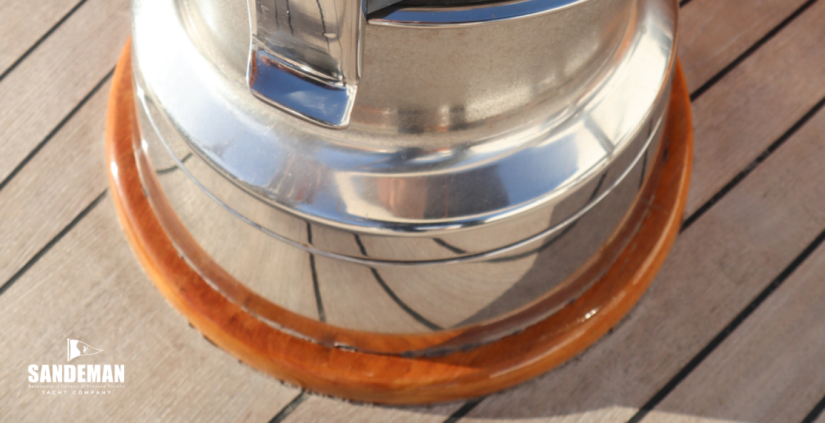 Hydraulic mainsheet winch