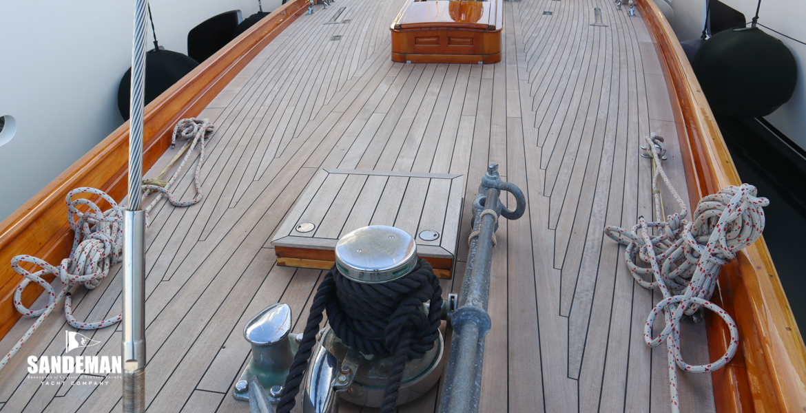 Foredeck view aft