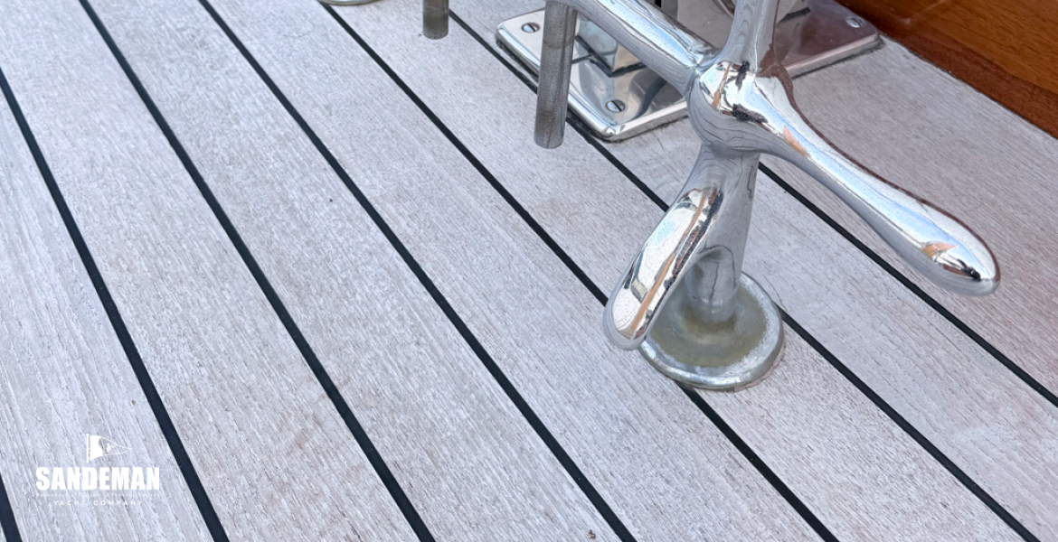 Chainplate and pinrail