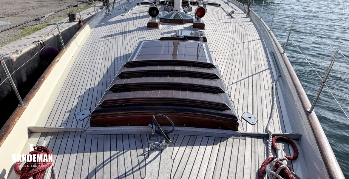 Foredeck view aft