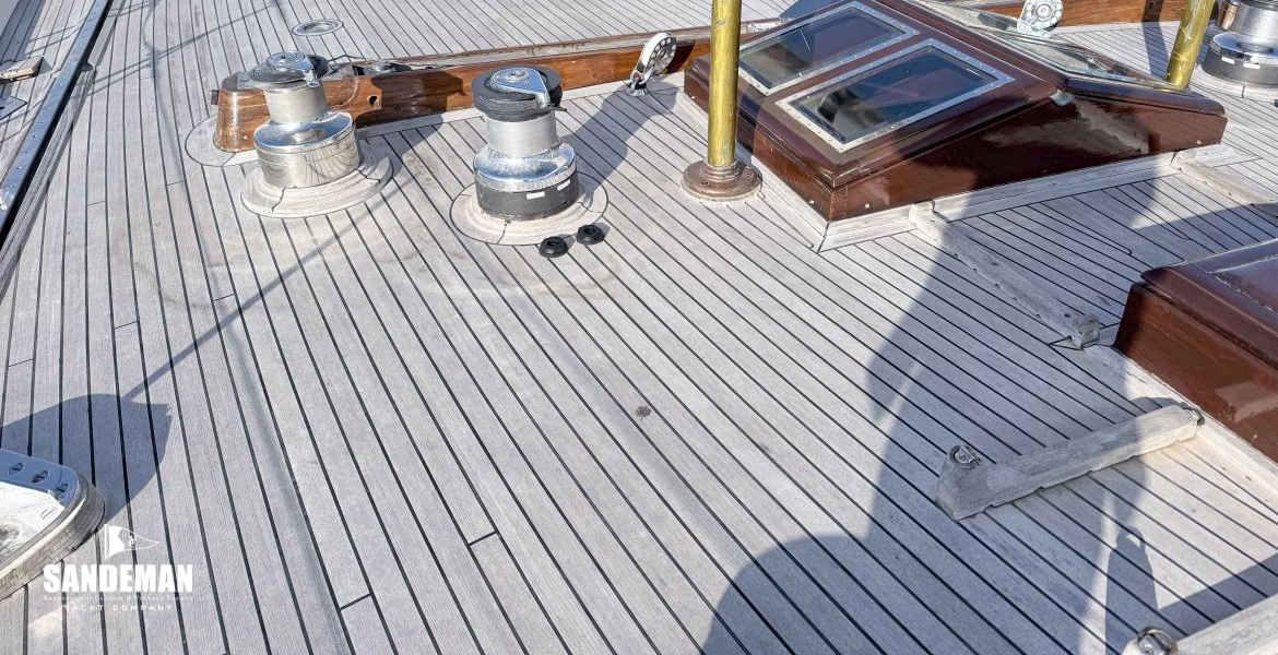 Deck overview forward to starboard