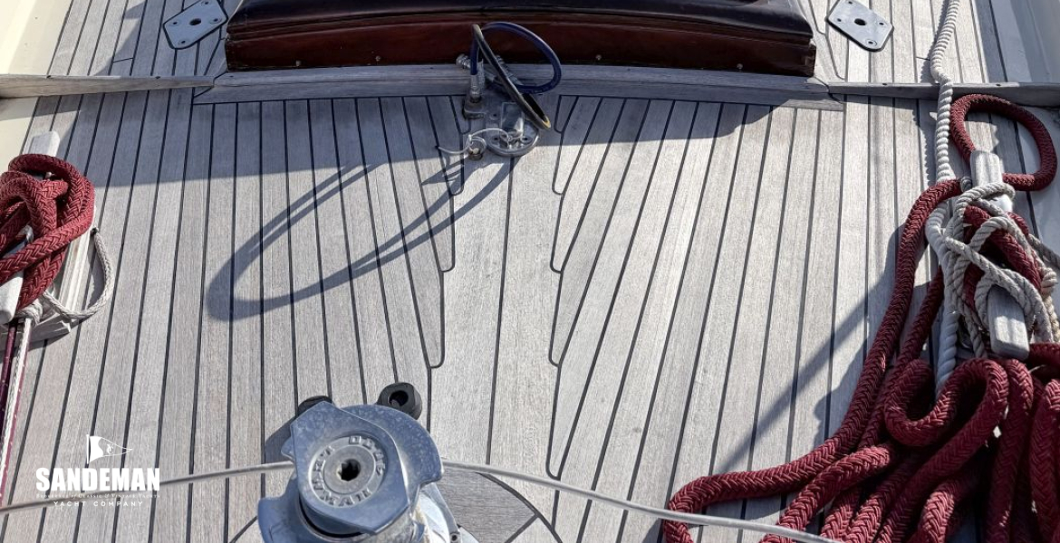 Foredeck view aft