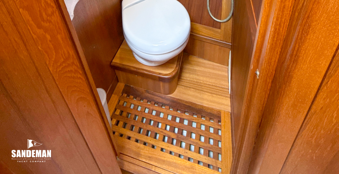 WC/ shower compartment off lobby to port