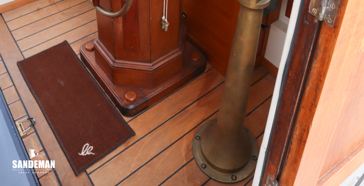 Wellhouse entrance from starboard