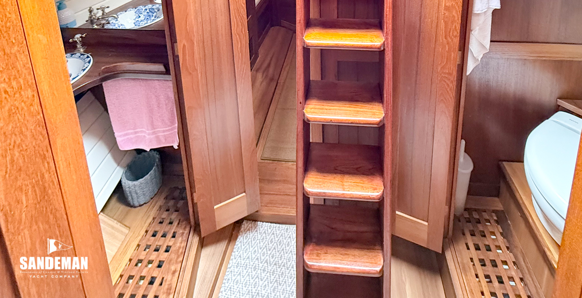 Forward accommodation lobby view aft to owner cabin
