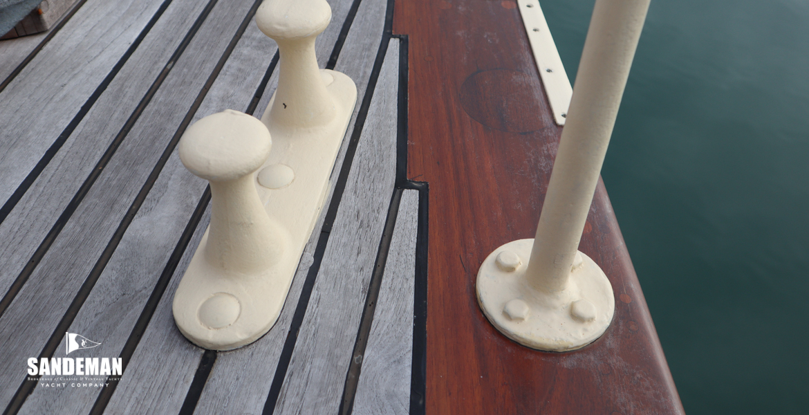 Mooring bollard cleat