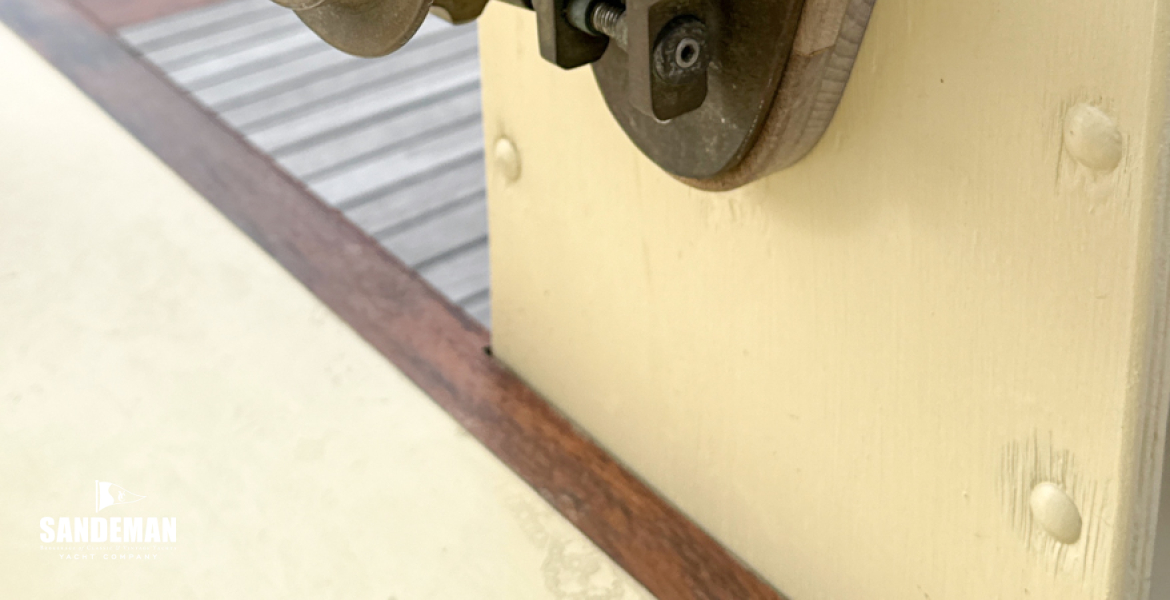 Winch at main mast tabernacle