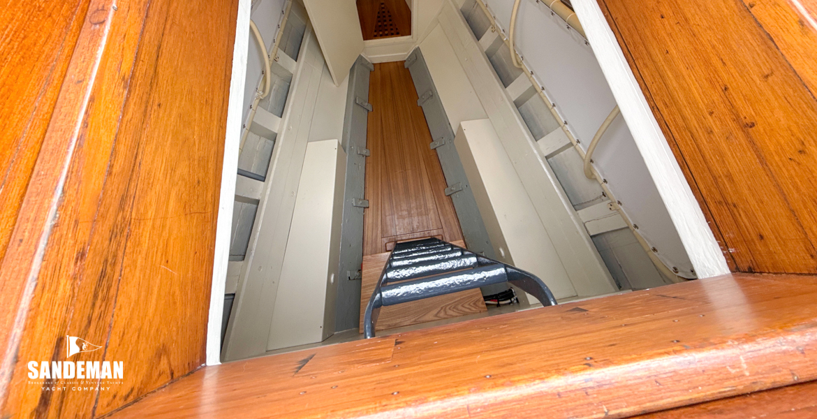 Companionway to forepeak