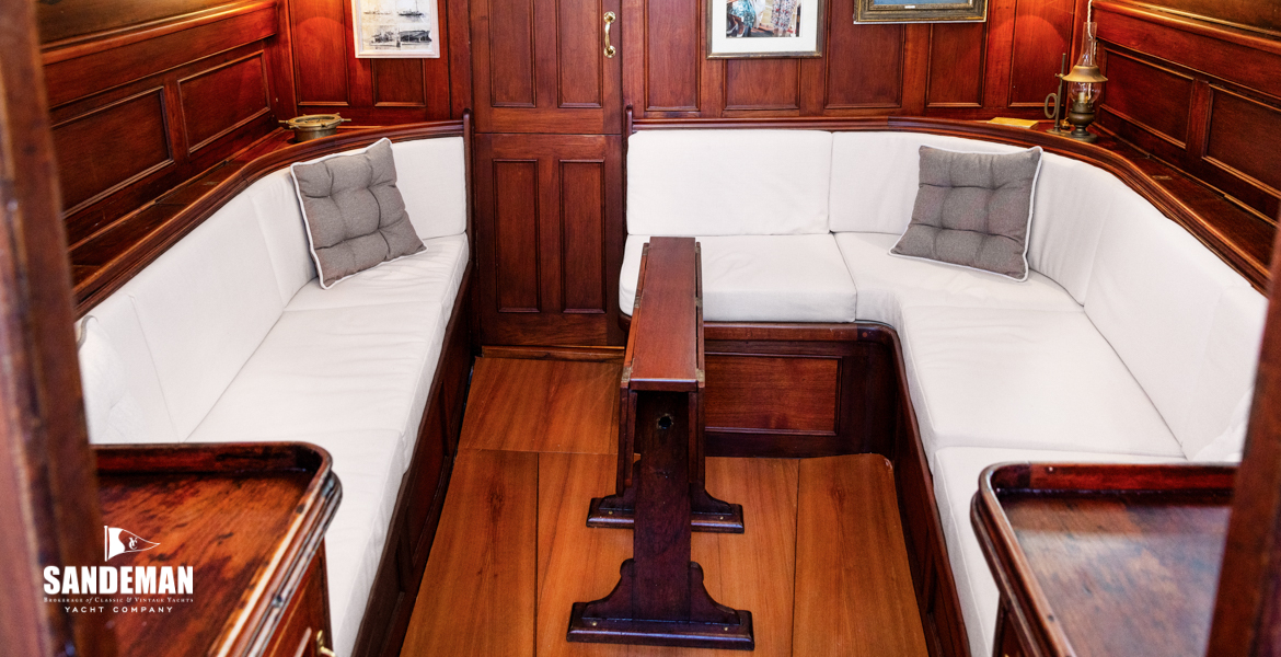 Saloon view forward