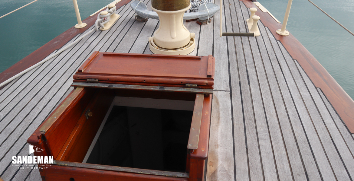 Forepeak hatch and foredeck