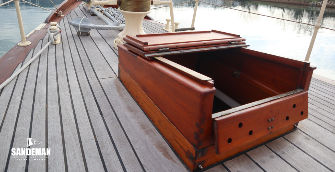 Companionway to forepeak