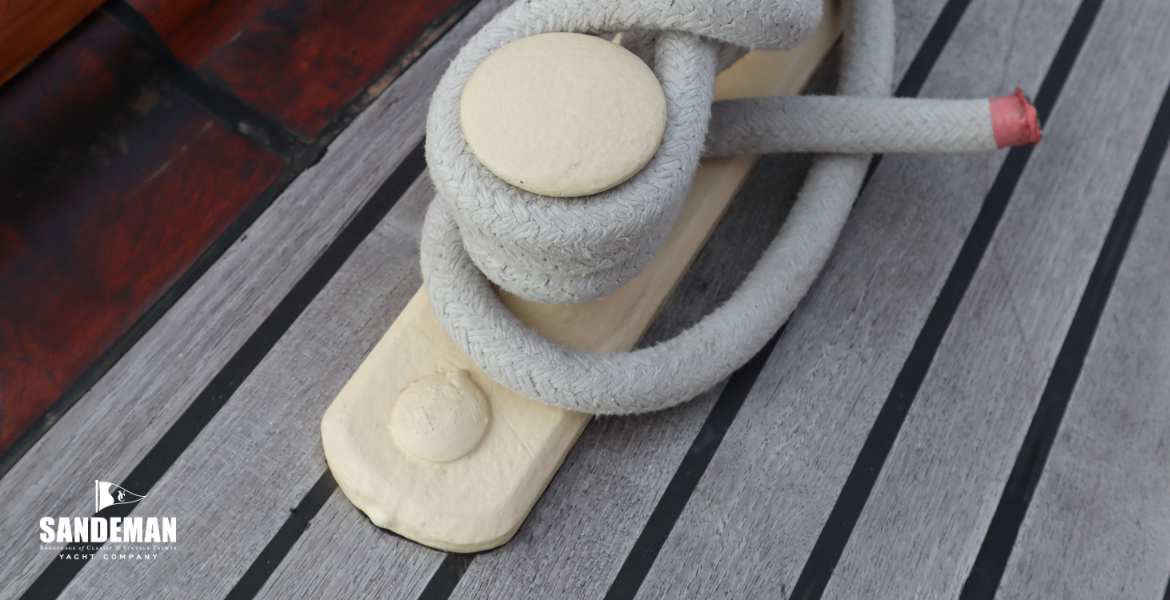 Mooring bollard cleat