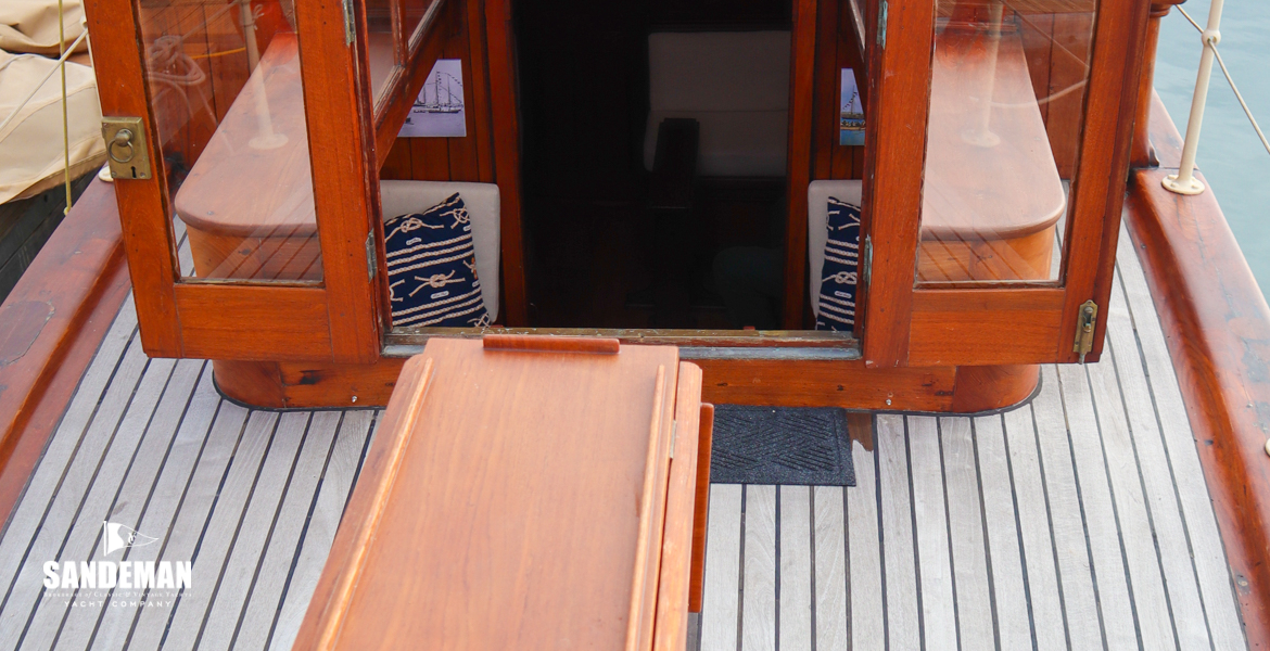 Saloon companionway/ doghouse