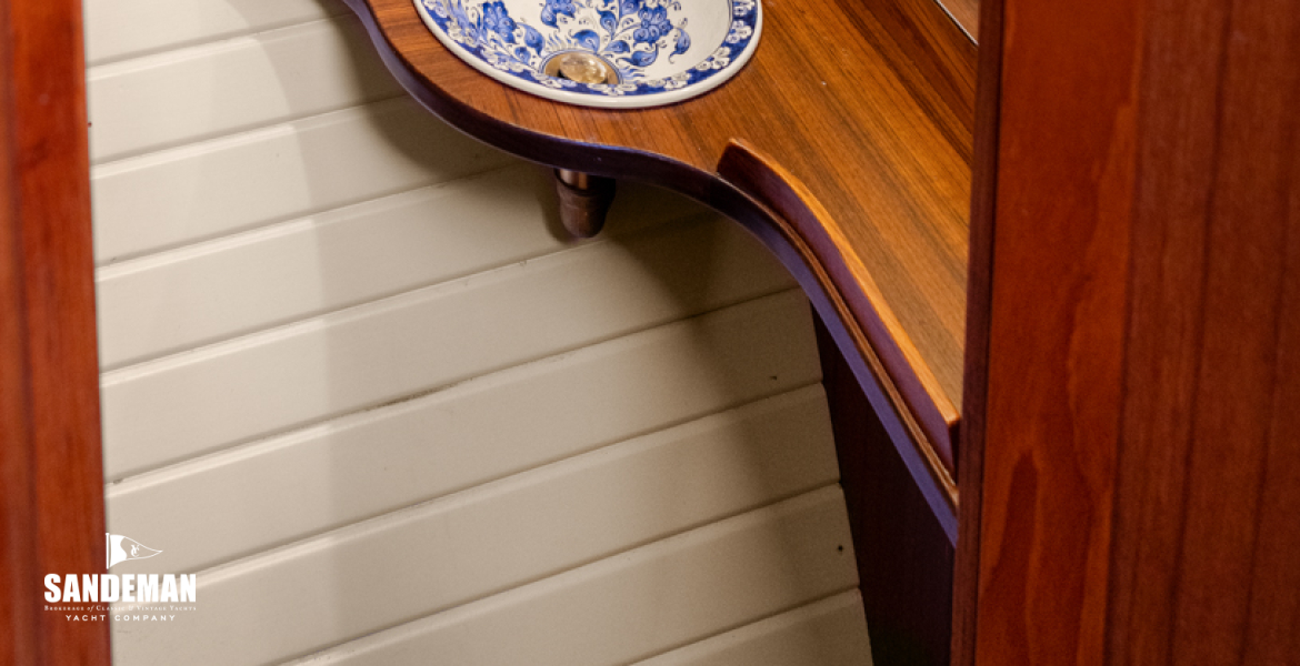 Washroom off lobby to starboard