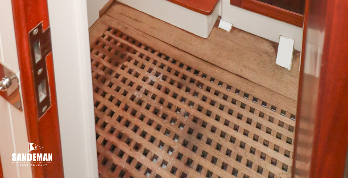 WC/ Shower compartment to port