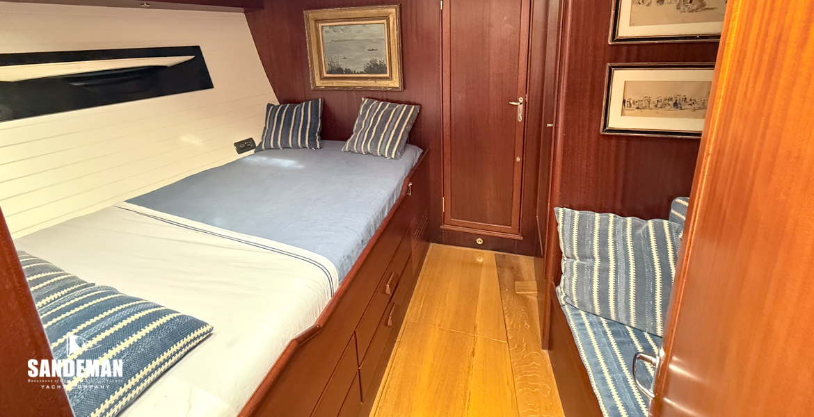 Forward en-suite double guest cabin