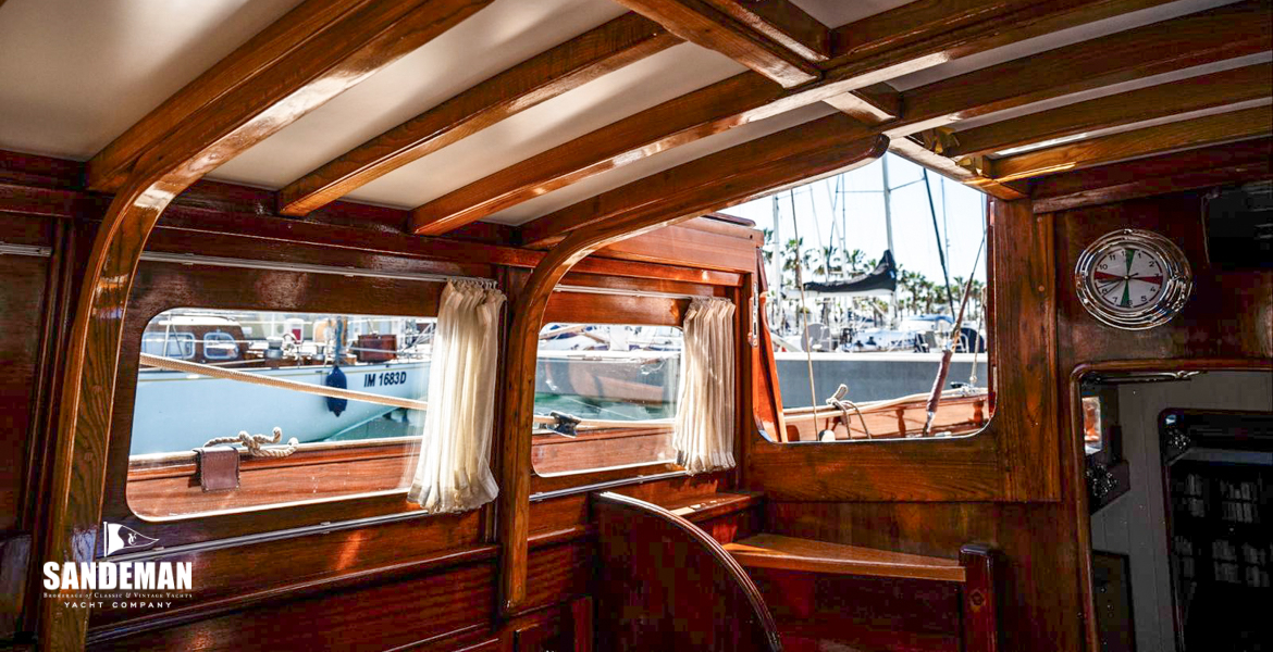 Saloon view aft to companionway