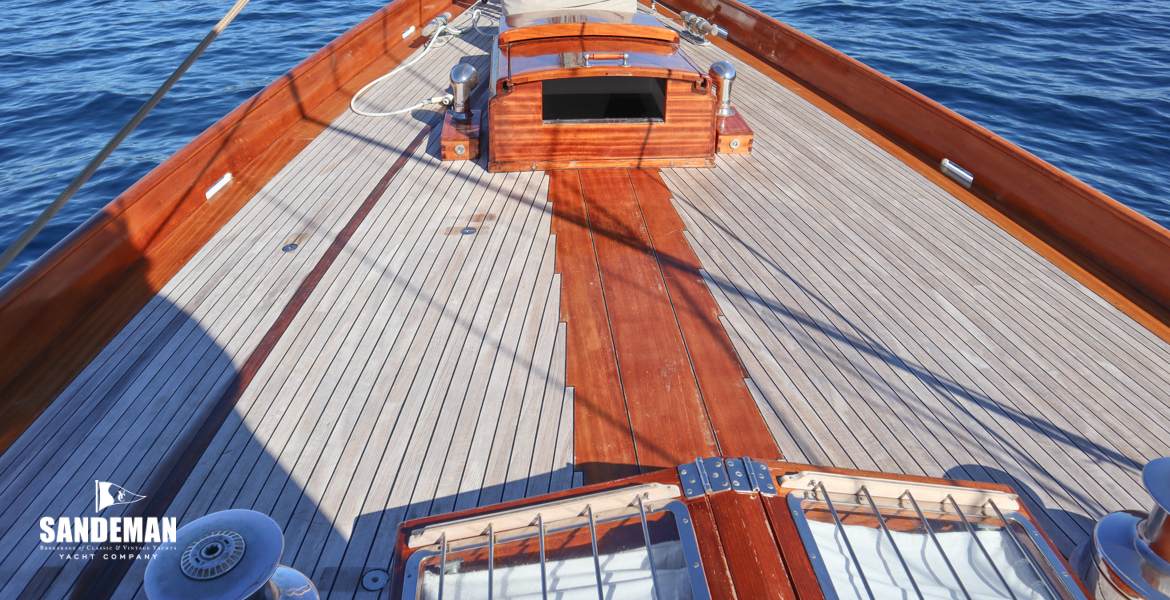 Foredeck view forward