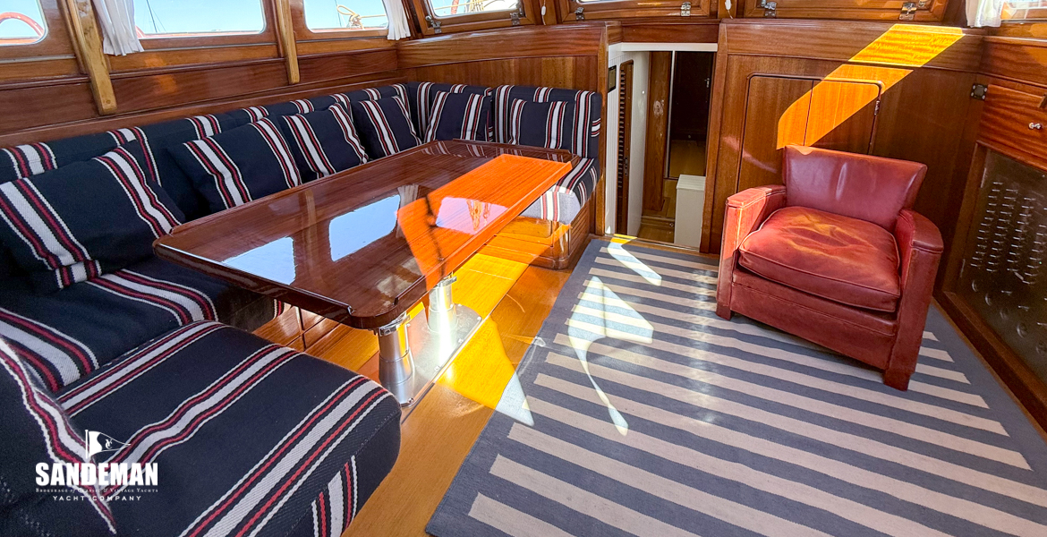 Saloon view forward