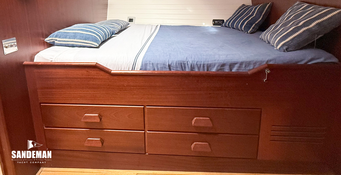 Forward en-suite double guest cabin