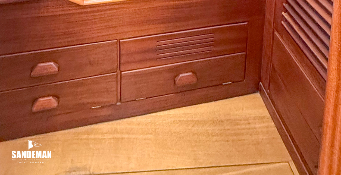 Guest cabin to port opposite galley
