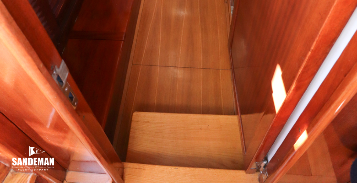Down aft to owner en-suite double cabin