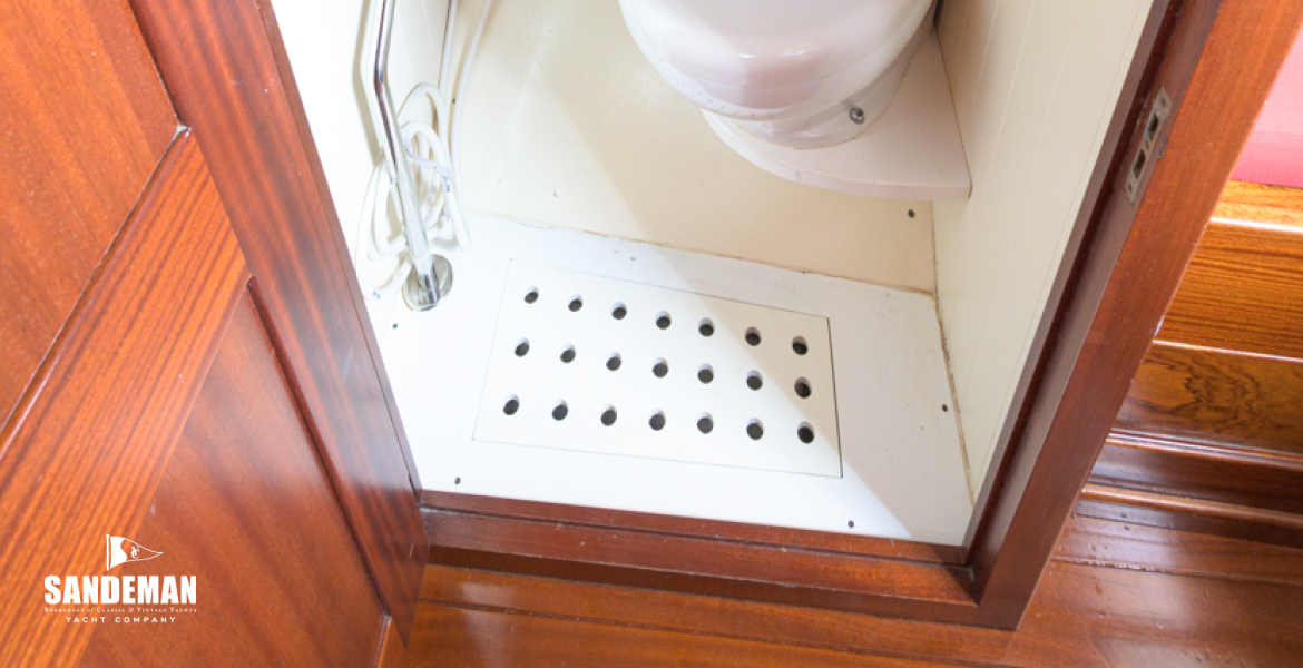 WC/ shower compartment to starboard aft [Photo: James Robinson Taylor]