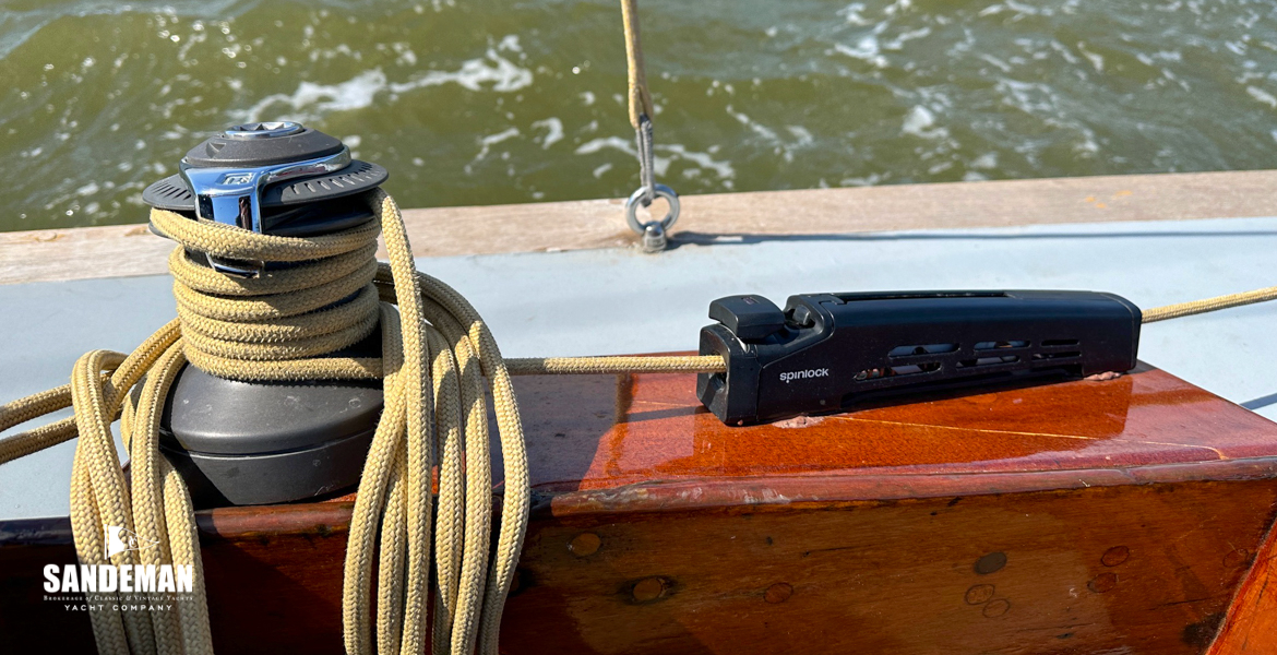 Sheet winch and running backstay clutch