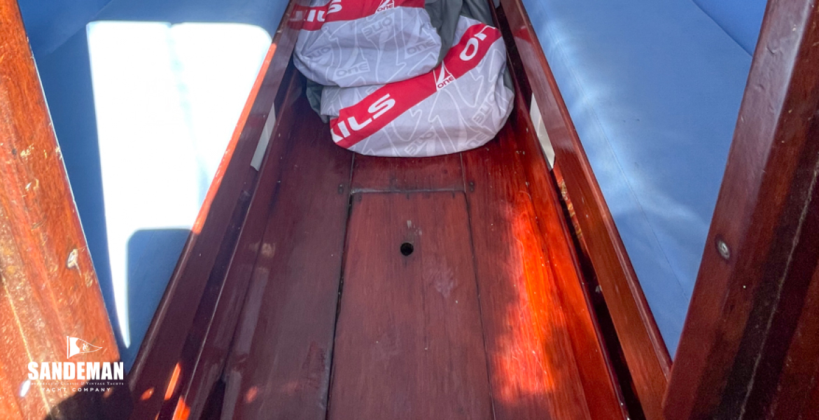 Saloon view forward