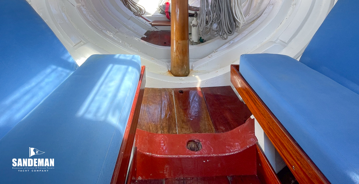 Saloon view forward
