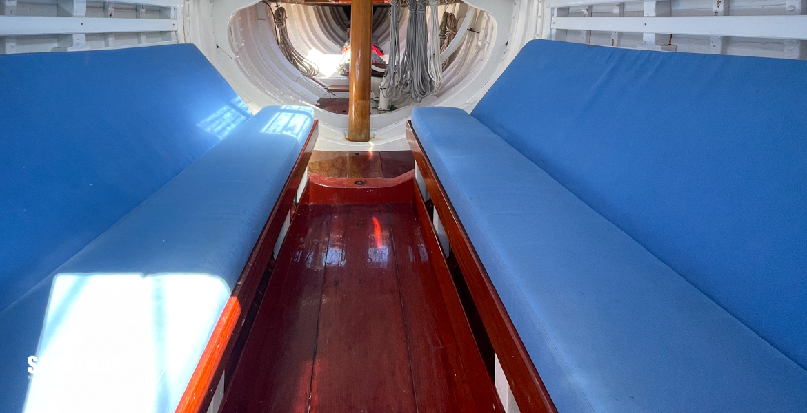 Saloon view forward