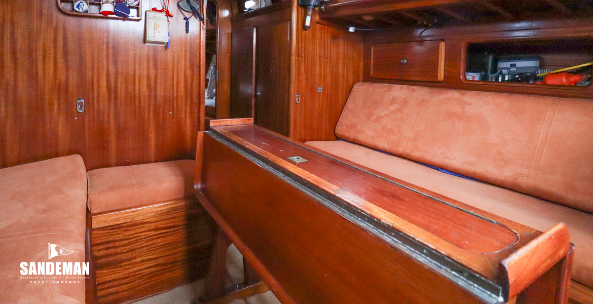 Saloon view forward