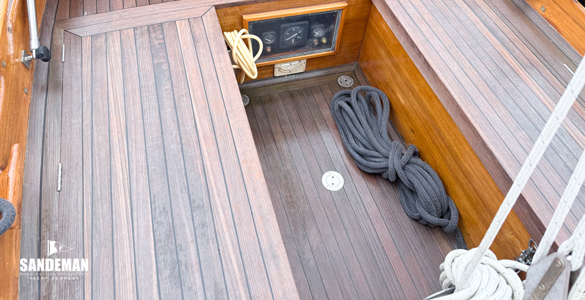 Forward cockpit