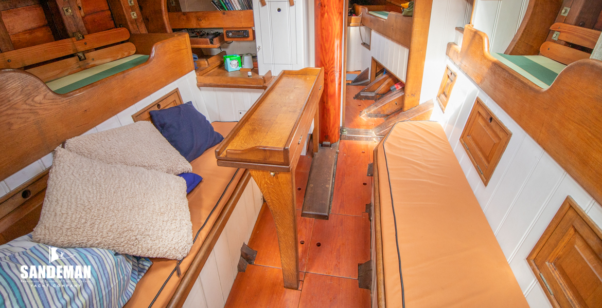 Saloon view forward