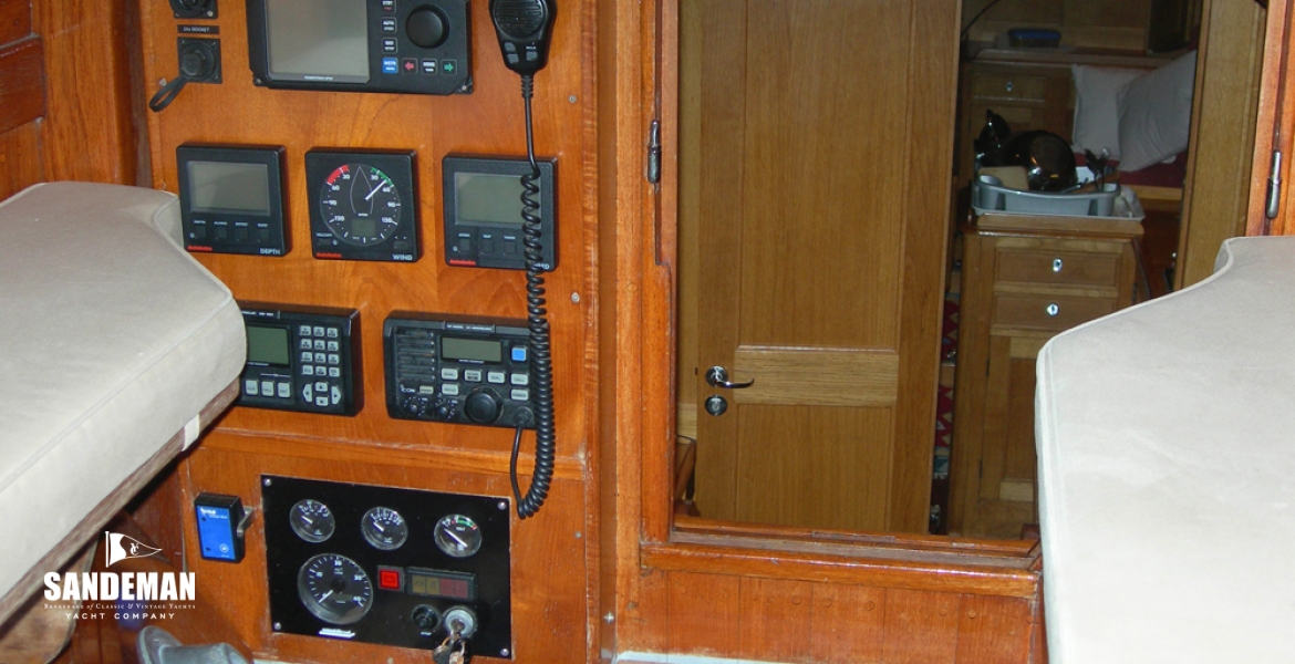 16Deckhouseinstruments.JPG