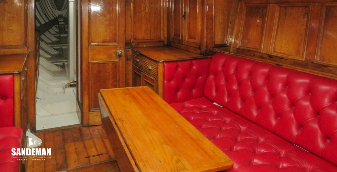 Saloon view forward