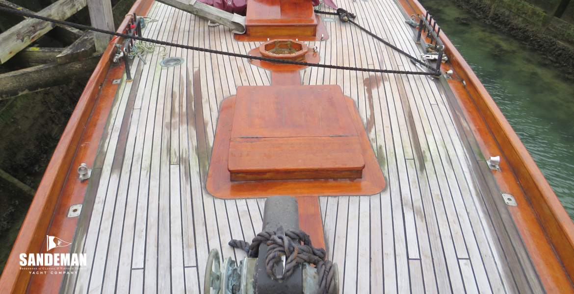 Foredeck view aft