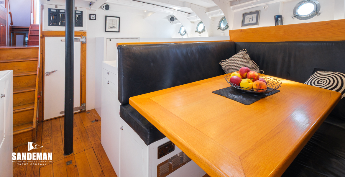 Galley-dinette view aft