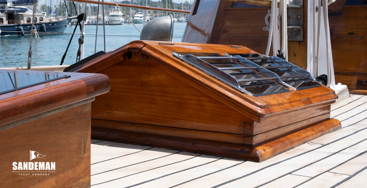 Forecabin hatch; Galley/ dinette skylight