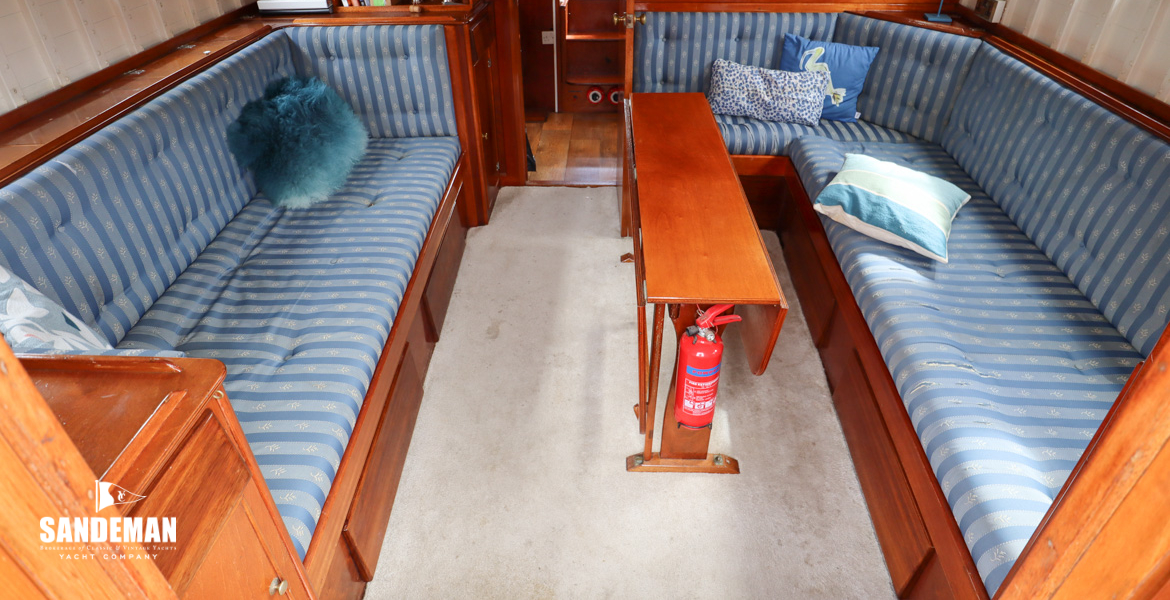 Saloon view forward
