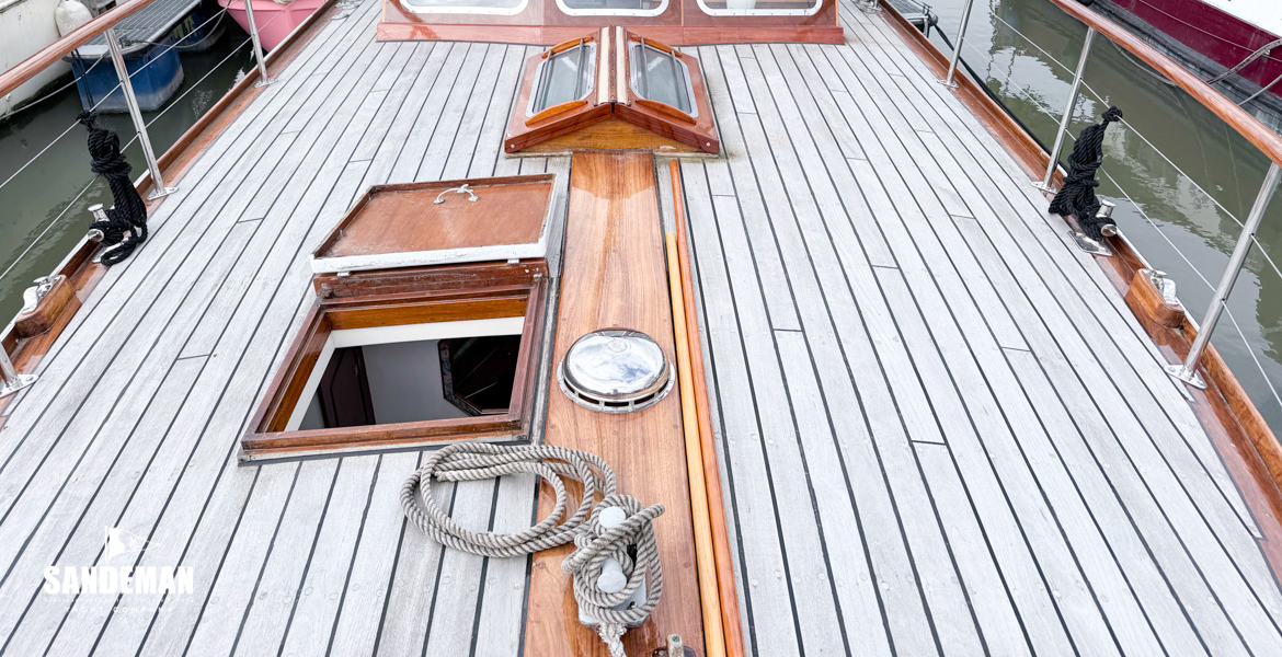 Foredeck view aft