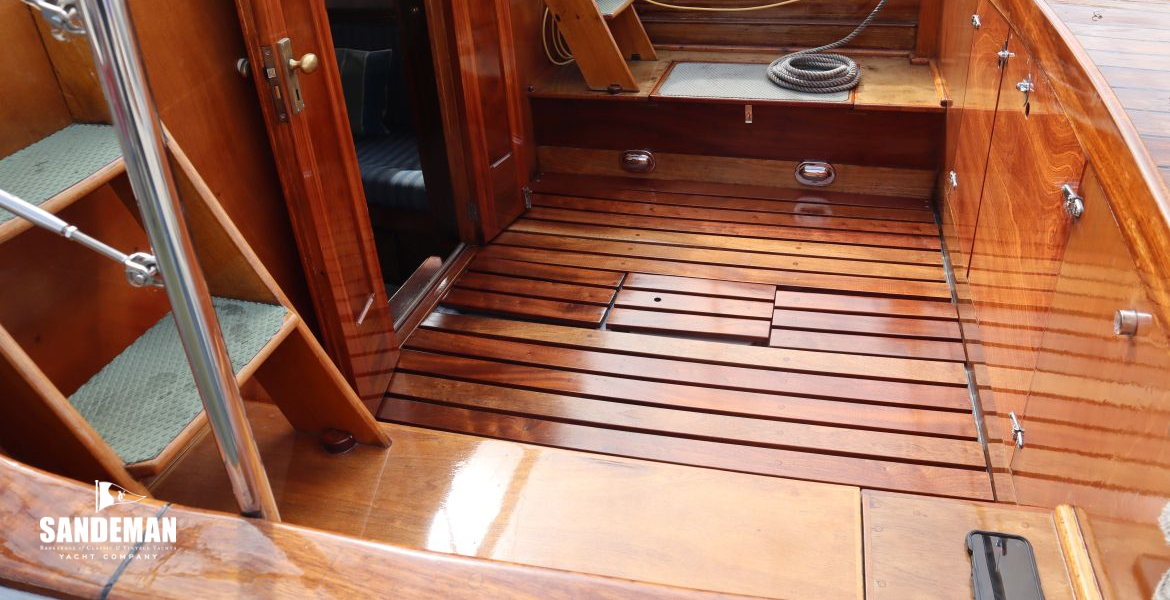 Aft cockpit