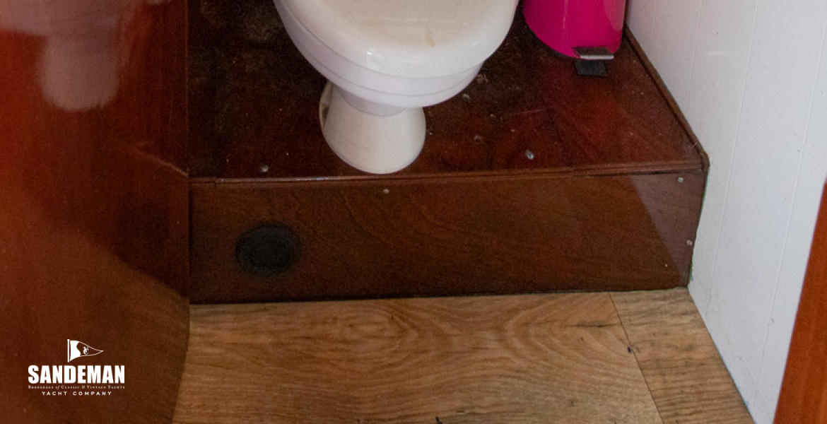 WC Compartment to starboard