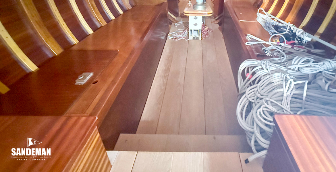 Saloon view forward