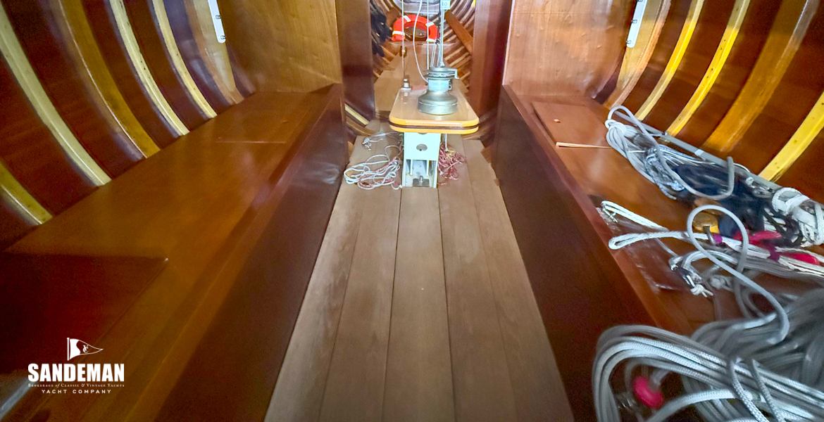 Saloon view forward