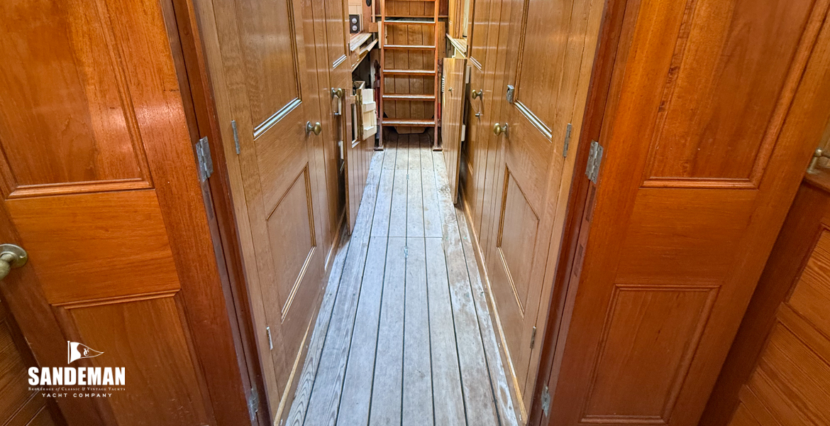 Aft corridor view aft