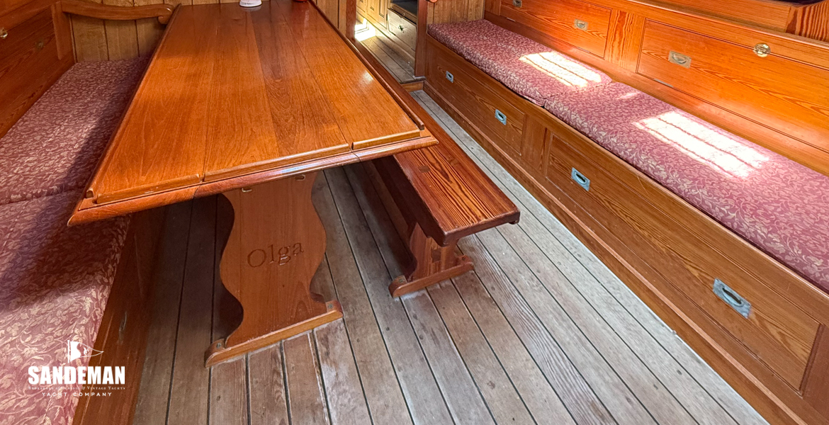 Saloon view forward