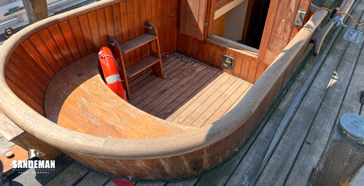 Cockpit to port forward